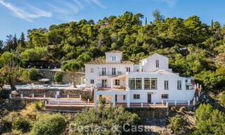 Villa de lujo andaluza elegante con encanto atemporal en venta en El Madroñal, Marbella - Benahavís 789532 