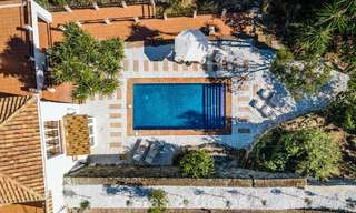 Villa de lujo andaluza elegante con encanto atemporal en venta en El Madroñal, Marbella - Benahavís 789533 