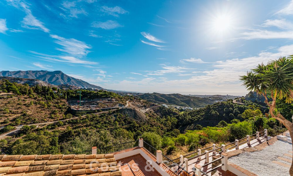 Villa de lujo andaluza elegante con encanto atemporal en venta en El Madroñal, Marbella - Benahavís 789534