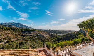 Villa de lujo andaluza elegante con encanto atemporal en venta en El Madroñal, Marbella - Benahavís 789534 