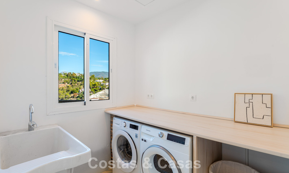 Villa de lujo andaluza elegante con encanto atemporal en venta en El Madroñal, Marbella - Benahavís 789536