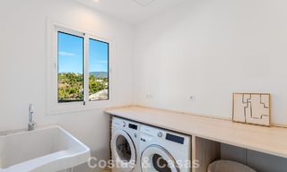 Villa de lujo andaluza elegante con encanto atemporal en venta en El Madroñal, Marbella - Benahavís 789536 