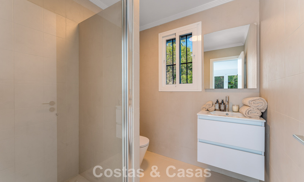 Villa de lujo andaluza elegante con encanto atemporal en venta en El Madroñal, Marbella - Benahavís 789537