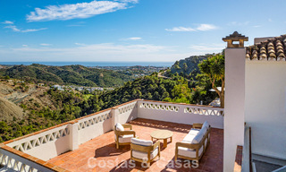 Villa de lujo andaluza elegante con encanto atemporal en venta en El Madroñal, Marbella - Benahavís 789541 
