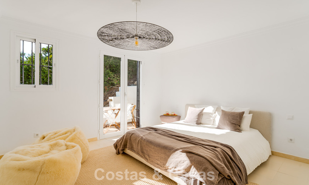 Villa de lujo andaluza elegante con encanto atemporal en venta en El Madroñal, Marbella - Benahavís 789545