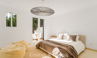 Villa de lujo andaluza elegante con encanto atemporal en venta en El Madroñal, Marbella - Benahavís 789545 