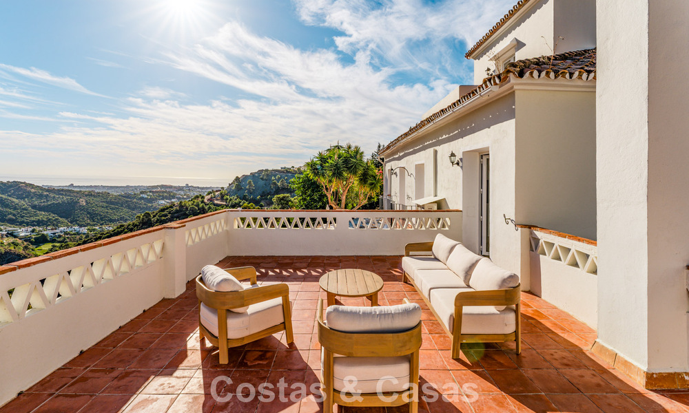 Villa de lujo andaluza elegante con encanto atemporal en venta en El Madroñal, Marbella - Benahavís 789548