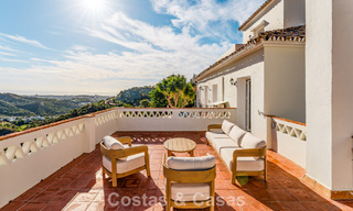 Villa de lujo andaluza elegante con encanto atemporal en venta en El Madroñal, Marbella - Benahavís 789548 