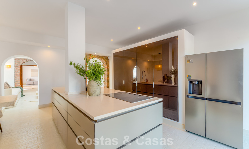 Villa de lujo andaluza elegante con encanto atemporal en venta en El Madroñal, Marbella - Benahavís 789549