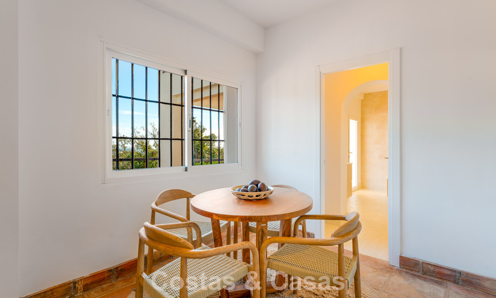 Villa de lujo andaluza elegante con encanto atemporal en venta en El Madroñal, Marbella - Benahavís 789550