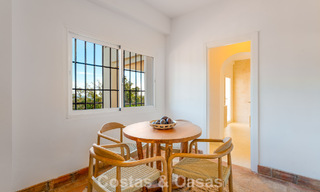 Villa de lujo andaluza elegante con encanto atemporal en venta en El Madroñal, Marbella - Benahavís 789550 