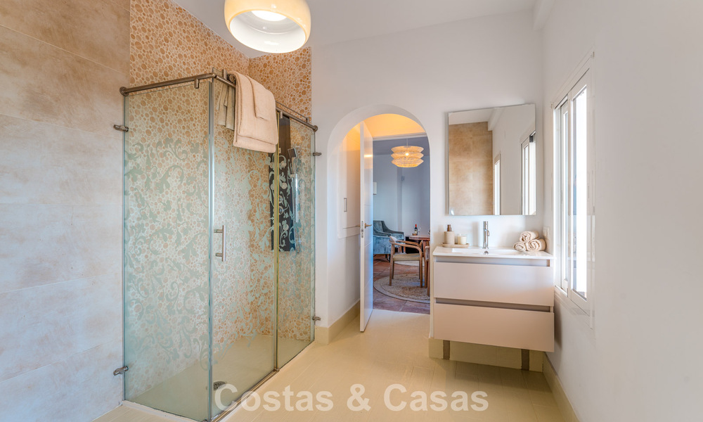 Villa de lujo andaluza elegante con encanto atemporal en venta en El Madroñal, Marbella - Benahavís 789555