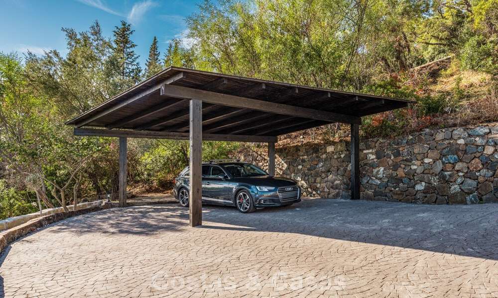 Villa de lujo andaluza elegante con encanto atemporal en venta en El Madroñal, Marbella - Benahavís 789556