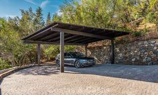 Villa de lujo andaluza elegante con encanto atemporal en venta en El Madroñal, Marbella - Benahavís 789556 