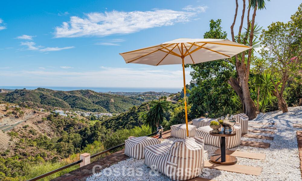 Villa de lujo andaluza elegante con encanto atemporal en venta en El Madroñal, Marbella - Benahavís 789557