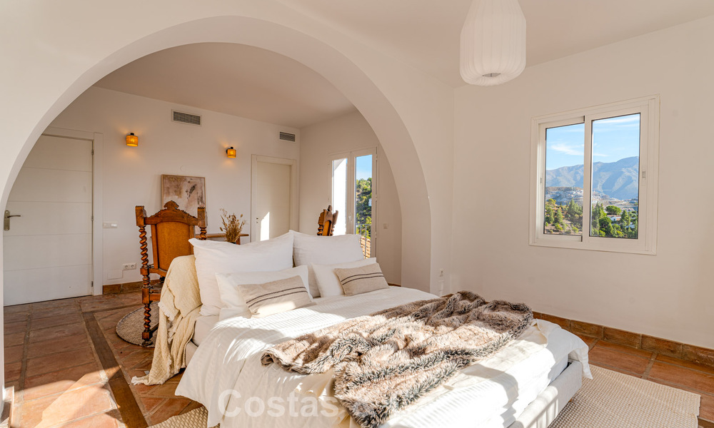 Villa de lujo andaluza elegante con encanto atemporal en venta en El Madroñal, Marbella - Benahavís 789558