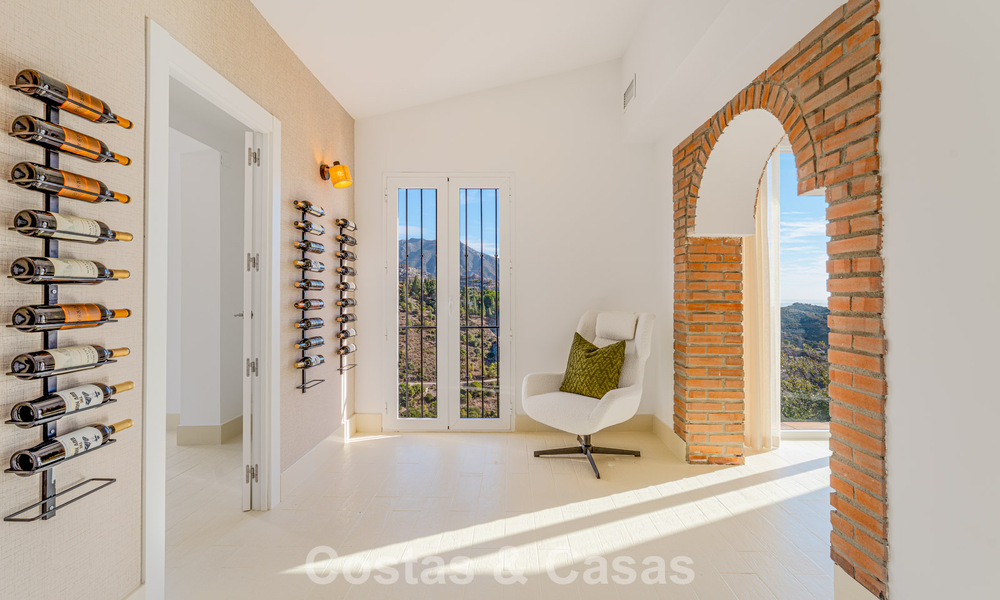 Villa de lujo andaluza elegante con encanto atemporal en venta en El Madroñal, Marbella - Benahavís 789560