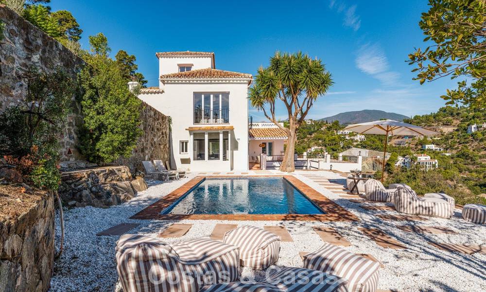 Villa de lujo andaluza elegante con encanto atemporal en venta en El Madroñal, Marbella - Benahavís 789561