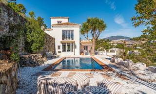 Villa de lujo andaluza elegante con encanto atemporal en venta en El Madroñal, Marbella - Benahavís 789561 