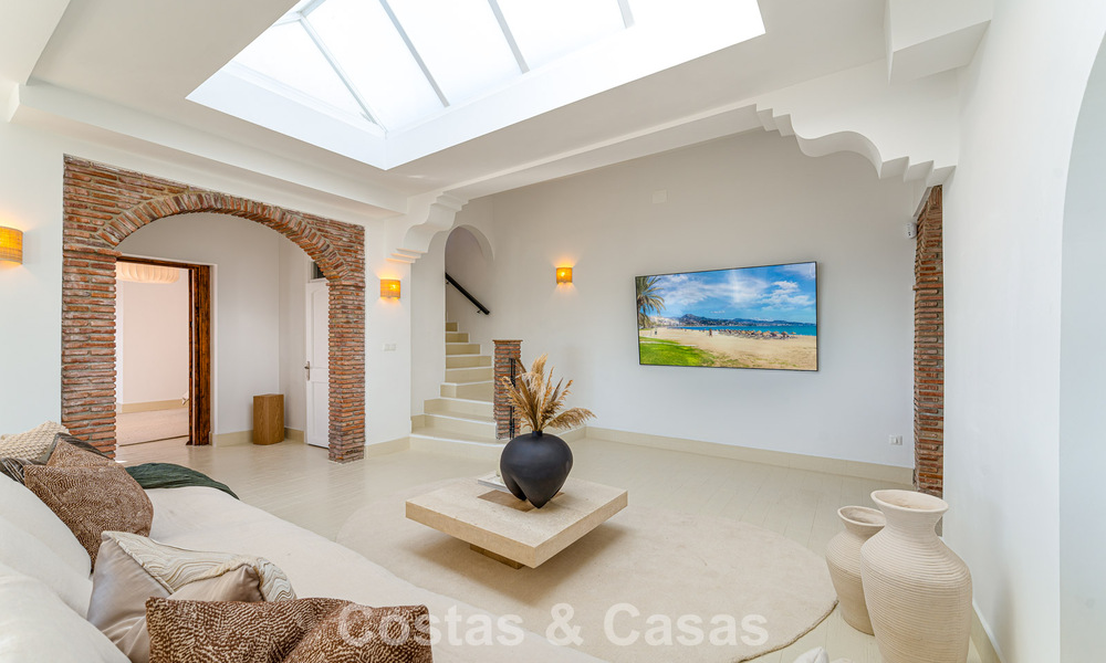 Villa de lujo andaluza elegante con encanto atemporal en venta en El Madroñal, Marbella - Benahavís 789564