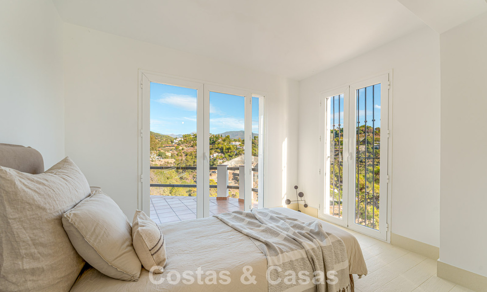 Villa de lujo andaluza elegante con encanto atemporal en venta en El Madroñal, Marbella - Benahavís 789566