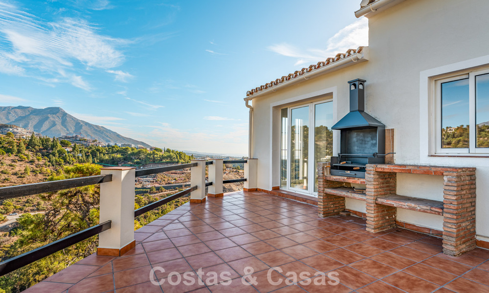 Villa de lujo andaluza elegante con encanto atemporal en venta en El Madroñal, Marbella - Benahavís 789567