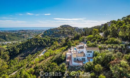 Villa de lujo andaluza elegante con encanto atemporal en venta en El Madroñal, Marbella - Benahavís 789569