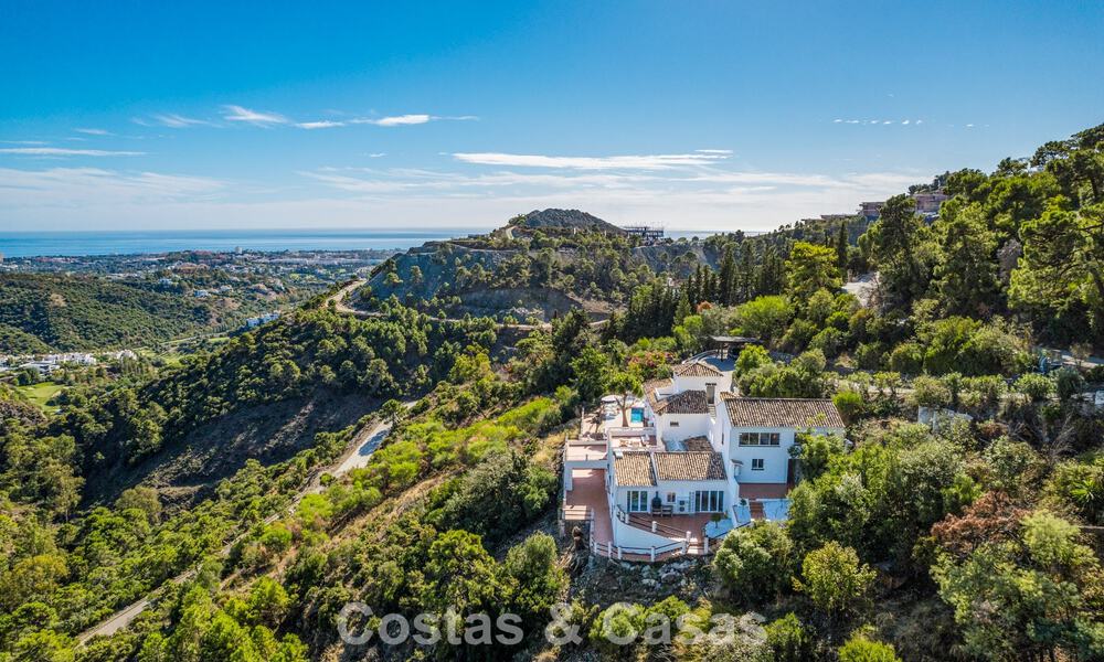 Villa de lujo andaluza elegante con encanto atemporal en venta en El Madroñal, Marbella - Benahavís 789569