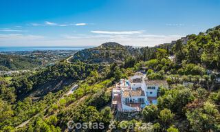 Villa de lujo andaluza elegante con encanto atemporal en venta en El Madroñal, Marbella - Benahavís 789569 