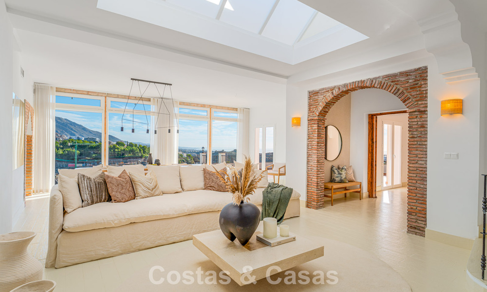 Villa de lujo andaluza elegante con encanto atemporal en venta en El Madroñal, Marbella - Benahavís 789570