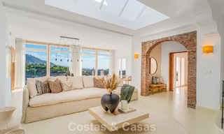 Villa de lujo andaluza elegante con encanto atemporal en venta en El Madroñal, Marbella - Benahavís 789570 