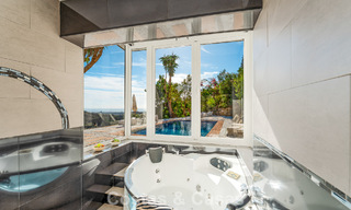 Villa de lujo andaluza elegante con encanto atemporal en venta en El Madroñal, Marbella - Benahavís 789572 