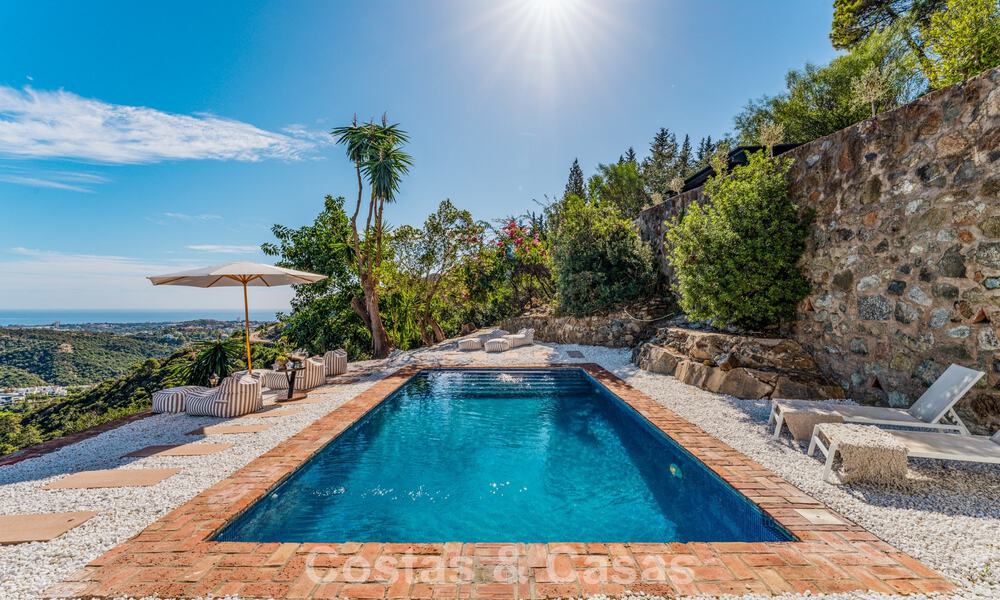 Villa de lujo andaluza elegante con encanto atemporal en venta en El Madroñal, Marbella - Benahavís 789574