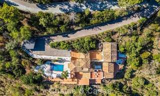 Villa de lujo andaluza elegante con encanto atemporal en venta en El Madroñal, Marbella - Benahavís 789577 