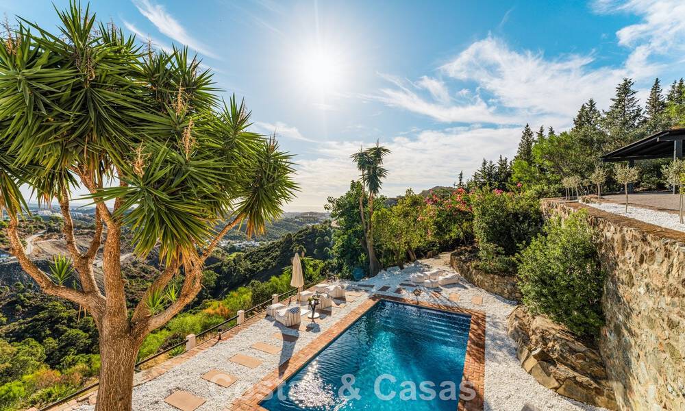 Villa de lujo andaluza elegante con encanto atemporal en venta en El Madroñal, Marbella - Benahavís 789578