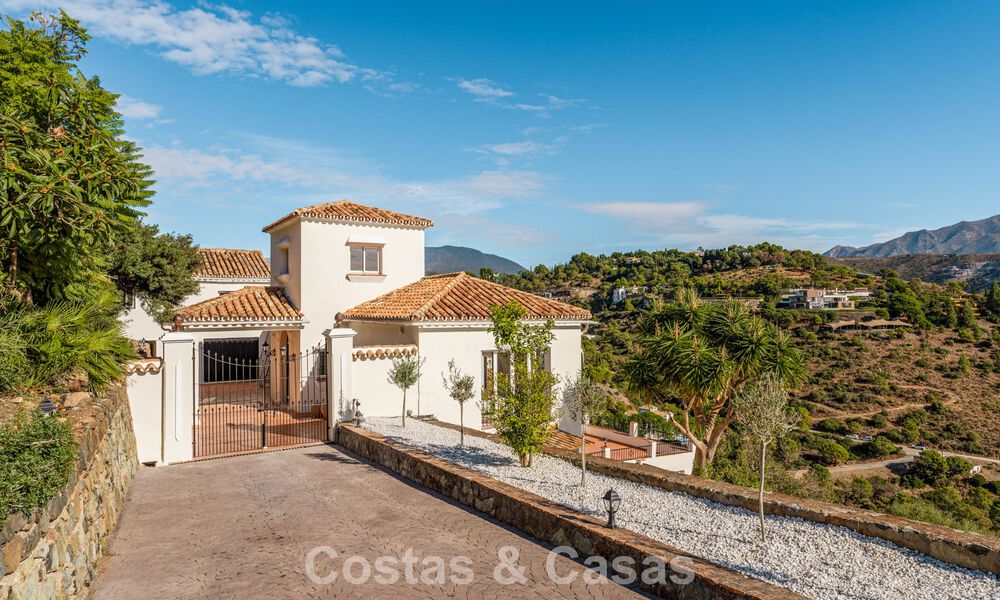 Villa de lujo andaluza elegante con encanto atemporal en venta en El Madroñal, Marbella - Benahavís 789579