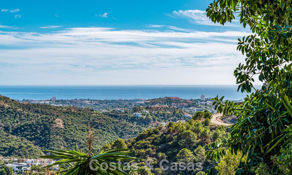 Villa de lujo andaluza elegante con encanto atemporal en venta en El Madroñal, Marbella - Benahavís 789581