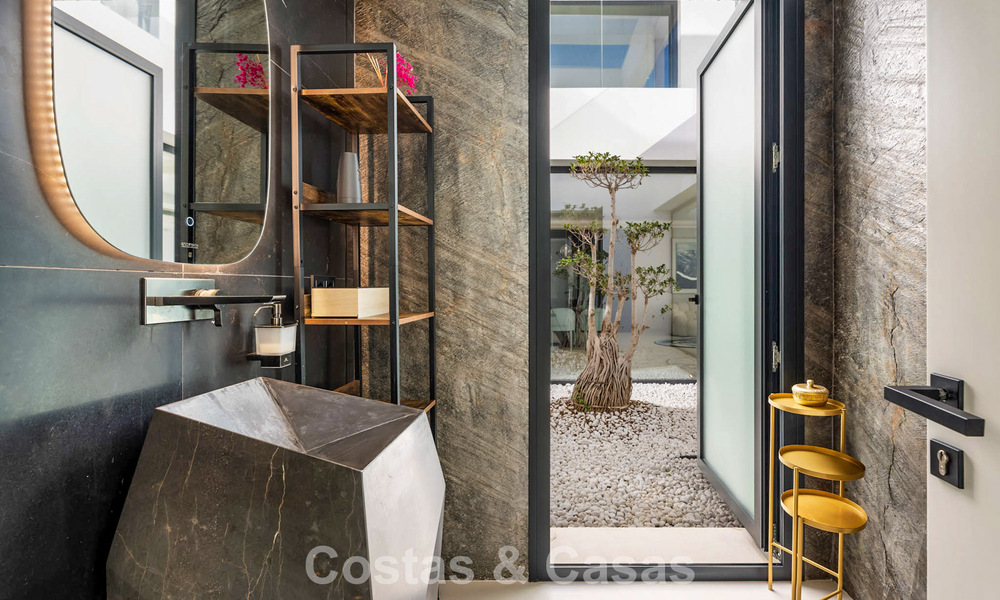 Listo para entrar a vivir, villa de diseño de última generación con vistas panorámicas en venta en Marbella - Benahavís 789607