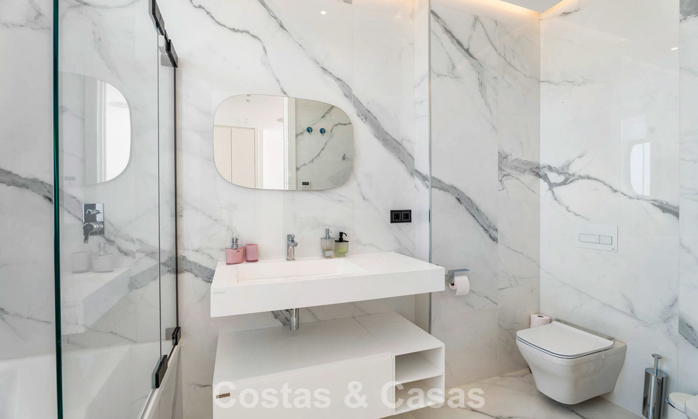 Listo para entrar a vivir, villa de diseño de última generación con vistas panorámicas en venta en Marbella - Benahavís 789615