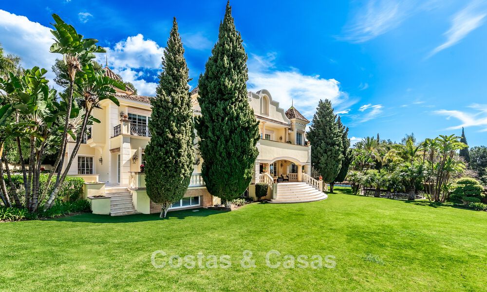 Notable villa española en venta con vistas al mar y una gran parcela en Sierra Blanca, Marbella 789619