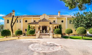 Notable villa española en venta con vistas al mar y una gran parcela en Sierra Blanca, Marbella 789620 