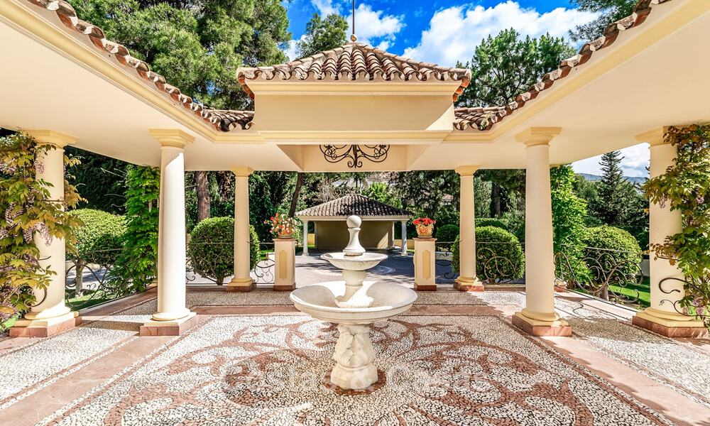 Notable villa española en venta con vistas al mar y una gran parcela en Sierra Blanca, Marbella 789621