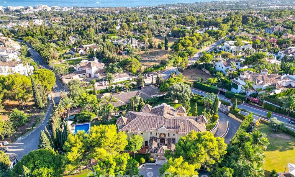 Notable villa española en venta con vistas al mar y una gran parcela en Sierra Blanca, Marbella 789623