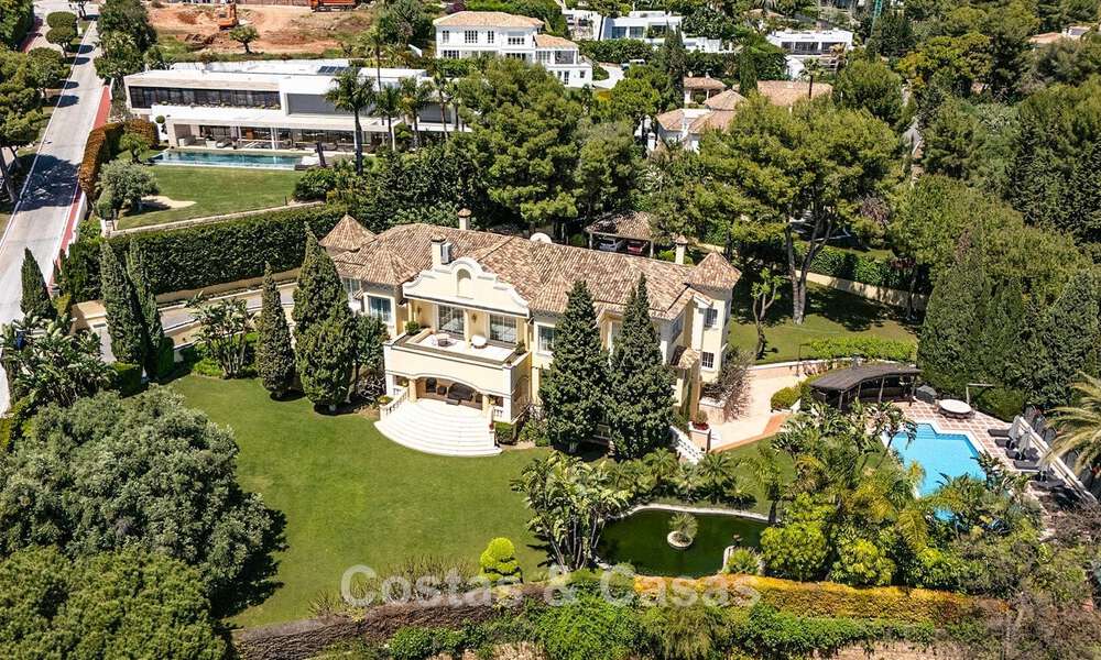 Notable villa española en venta con vistas al mar y una gran parcela en Sierra Blanca, Marbella 789624
