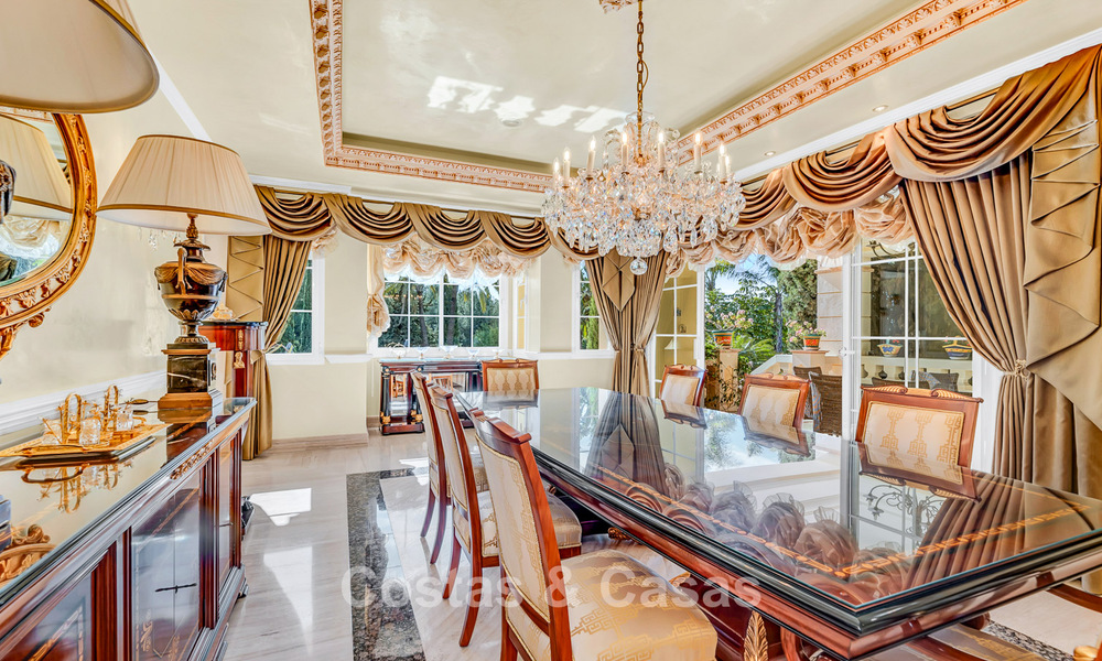 Notable villa española en venta con vistas al mar y una gran parcela en Sierra Blanca, Marbella 789625