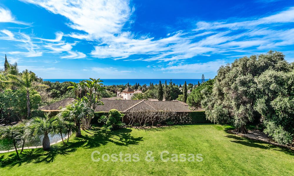 Notable villa española en venta con vistas al mar y una gran parcela en Sierra Blanca, Marbella 789627