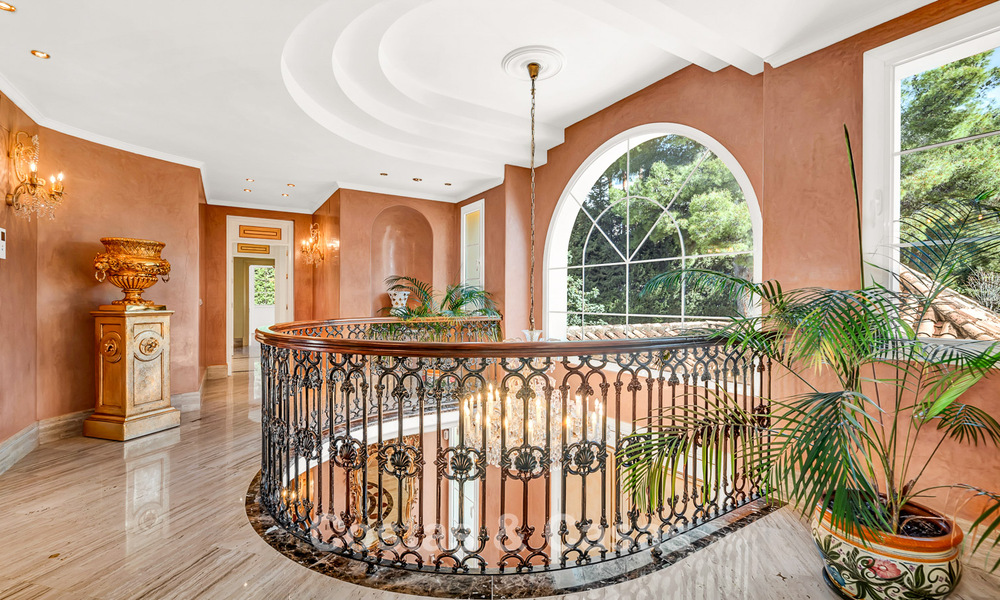 Notable villa española en venta con vistas al mar y una gran parcela en Sierra Blanca, Marbella 789628