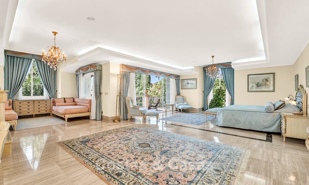 Notable villa española en venta con vistas al mar y una gran parcela en Sierra Blanca, Marbella 789630