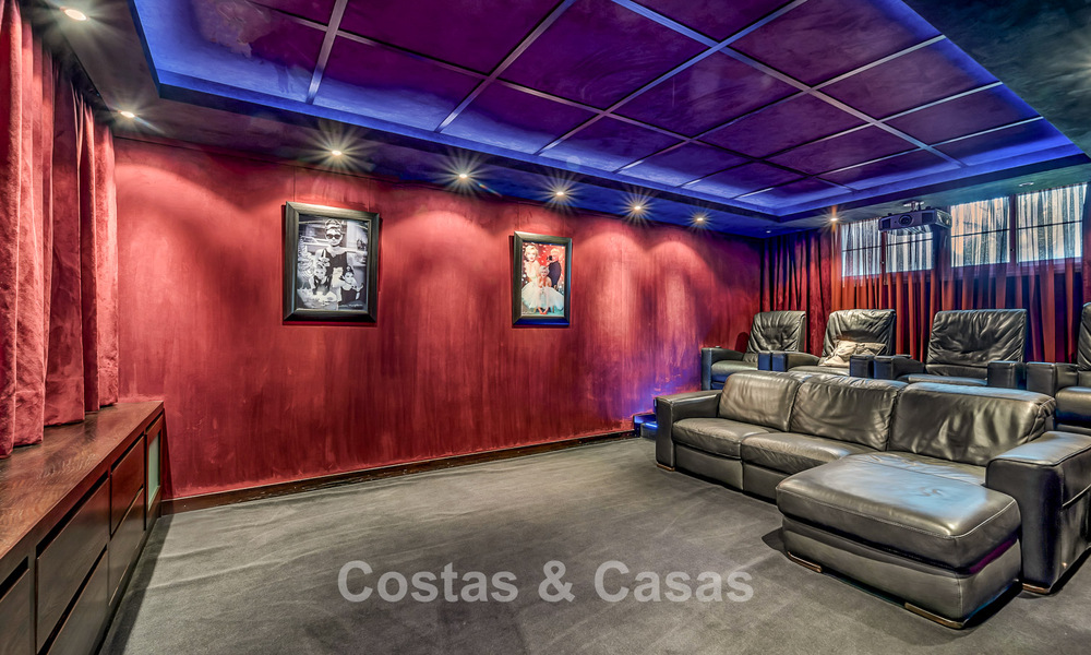 Notable villa española en venta con vistas al mar y una gran parcela en Sierra Blanca, Marbella 789632