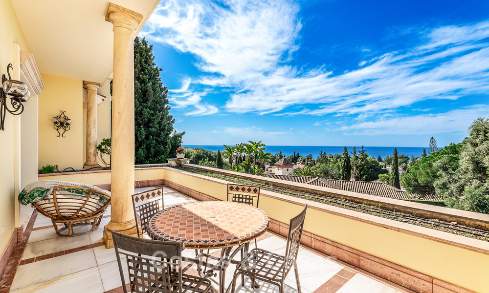Notable villa española en venta con vistas al mar y una gran parcela en Sierra Blanca, Marbella 789633